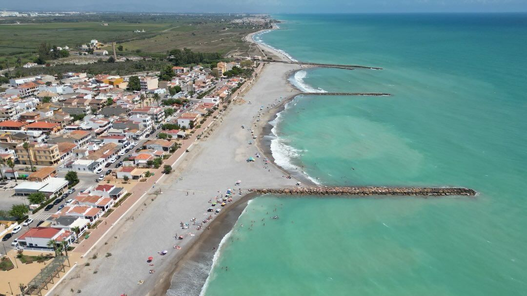 Vista aèria del litoral d'Almenara on s'aprecia l'efecte de l'espigó sobre l'arena