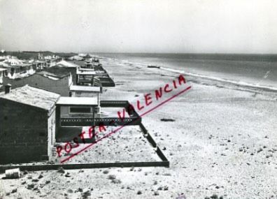 Imatge antiga del litoral d'Almenara amb un arenal continu