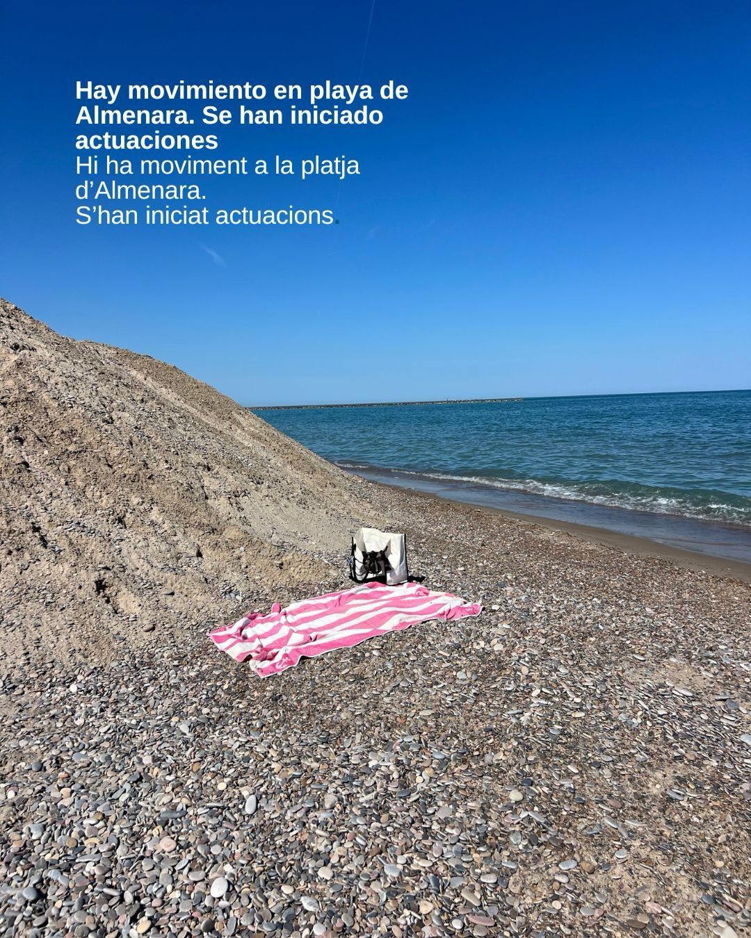Maquinària treballant a la platja d'Almenara durant les actuacions