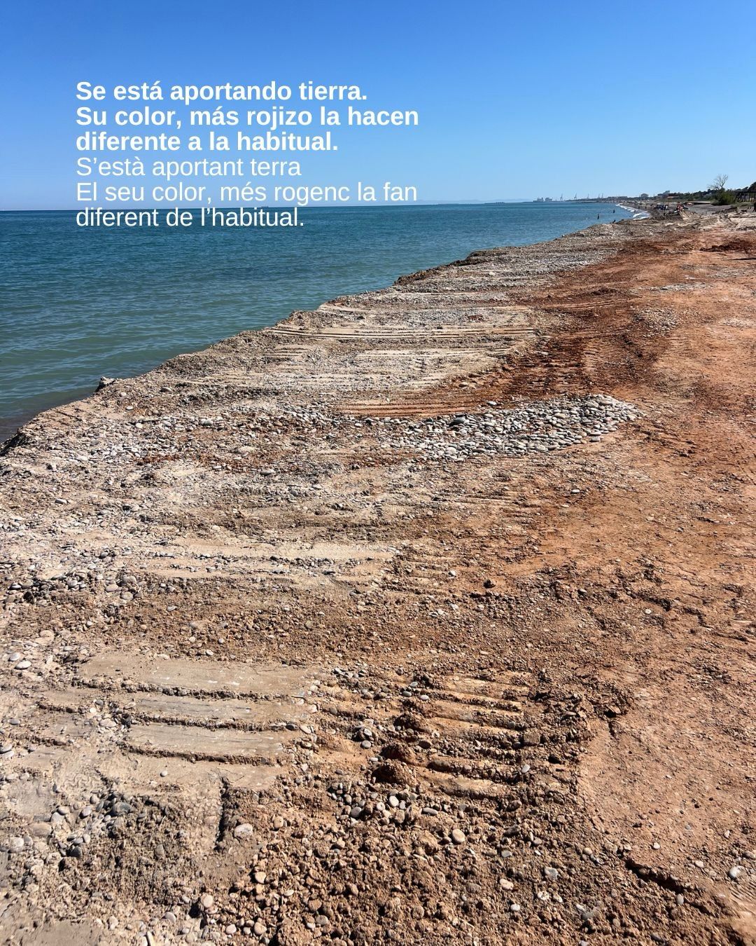 Material d'aportació de color rogenc i textura gruixuda sobre la platja