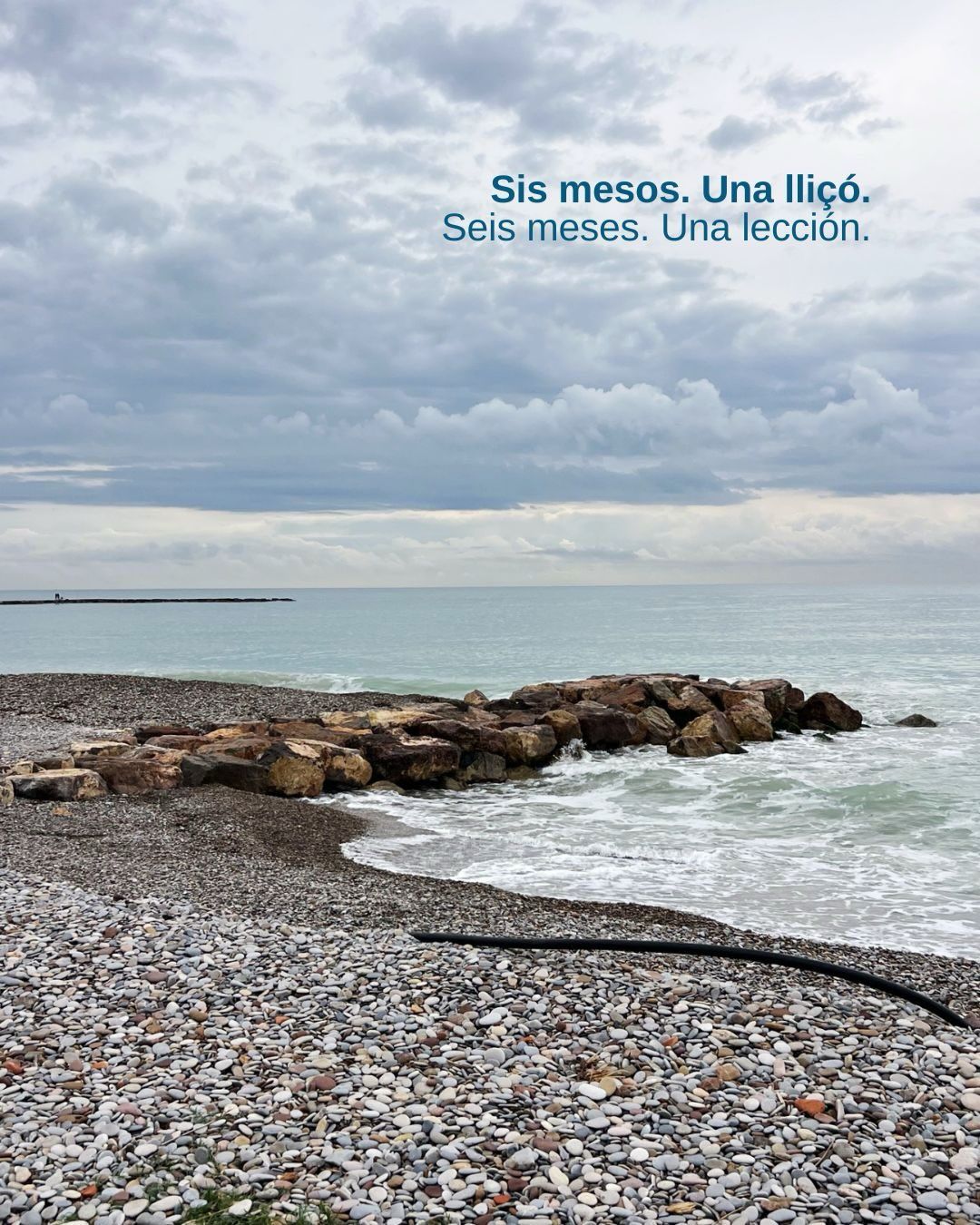 Zona nord de la platja d'Almenara on s'acumula la sorra darrere de l'escullera