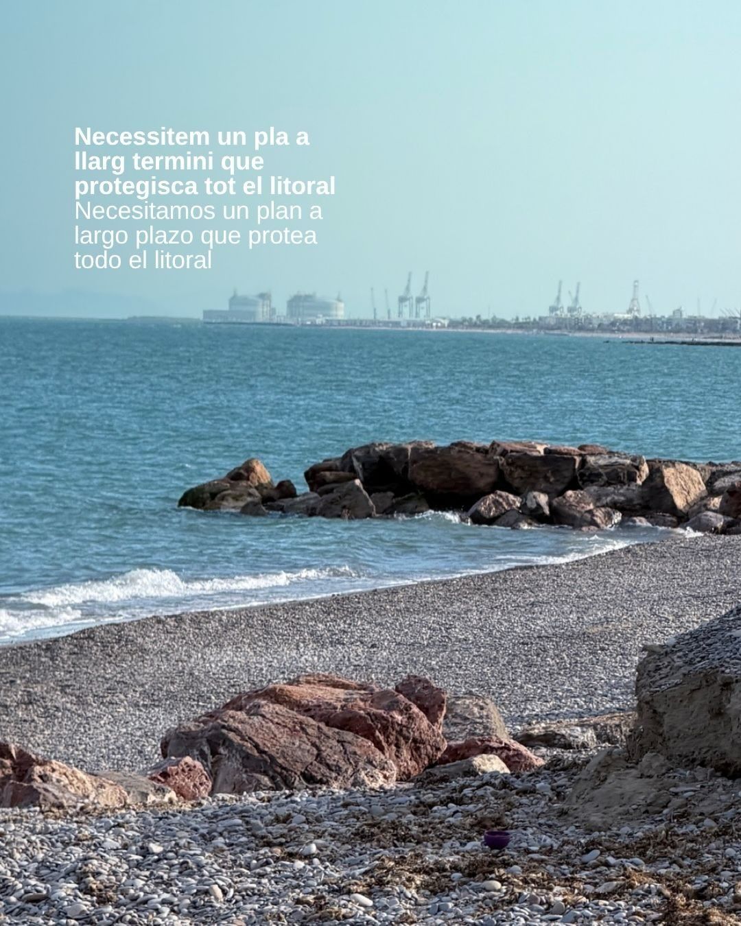 Zona sud on la platja ha desaparegut i el passeig ha quedat a l'aire
