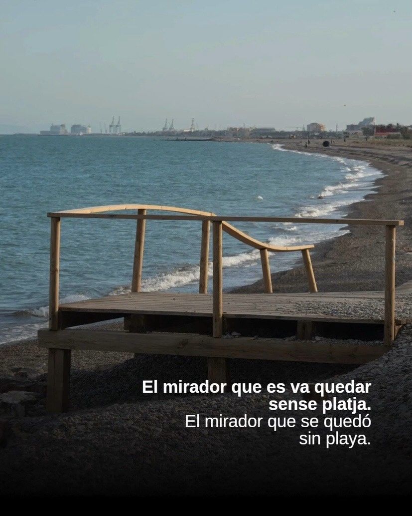 Mirador del passeig de fusta d'Almenara suspés sobre els còdols