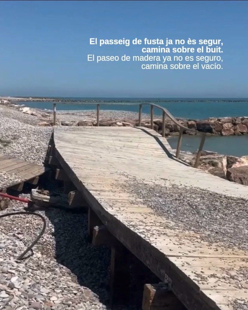 Estructura del passeig alçada i soscavada per la pèrdua de platja