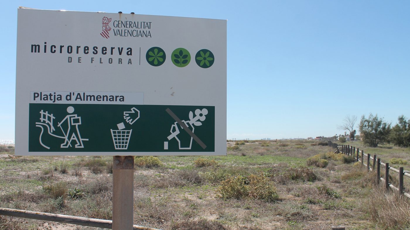 Cartell de la microreserva de flora de la platja d'Almenara